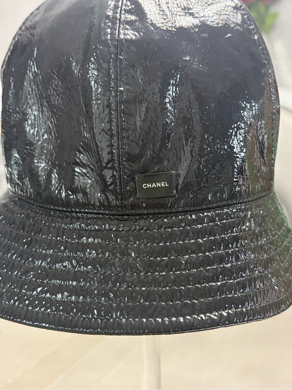 CHANEL BLACK PATENT VINYL BUCKET HAT SIZE 57 LOGO PLAQUE